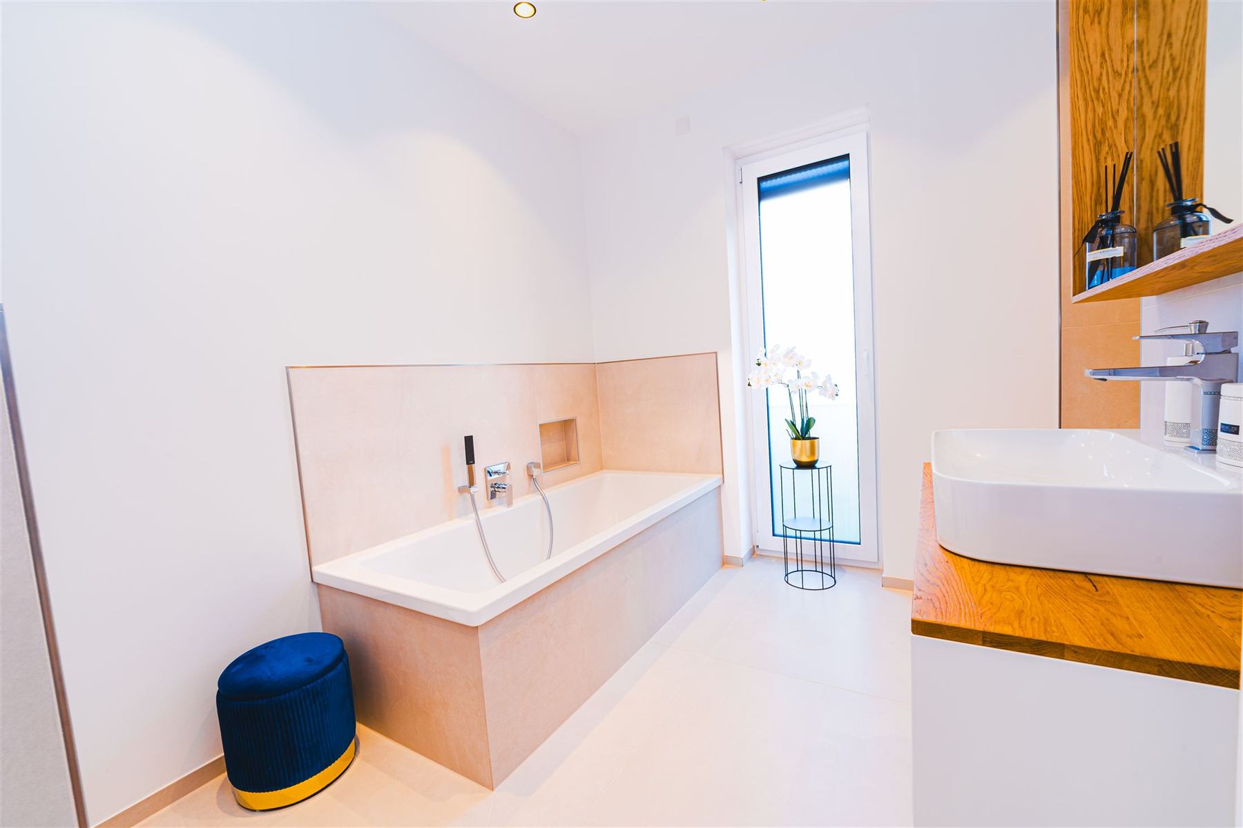 Badezimmer mit freistehender Badewanne und großem Lichteinfall