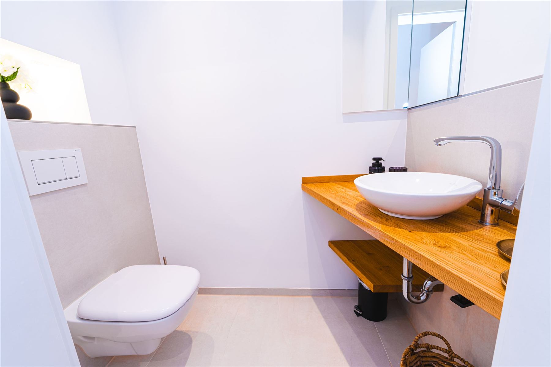 Gäste-WC mit freistehendem Waschbecken auf Holzplatte