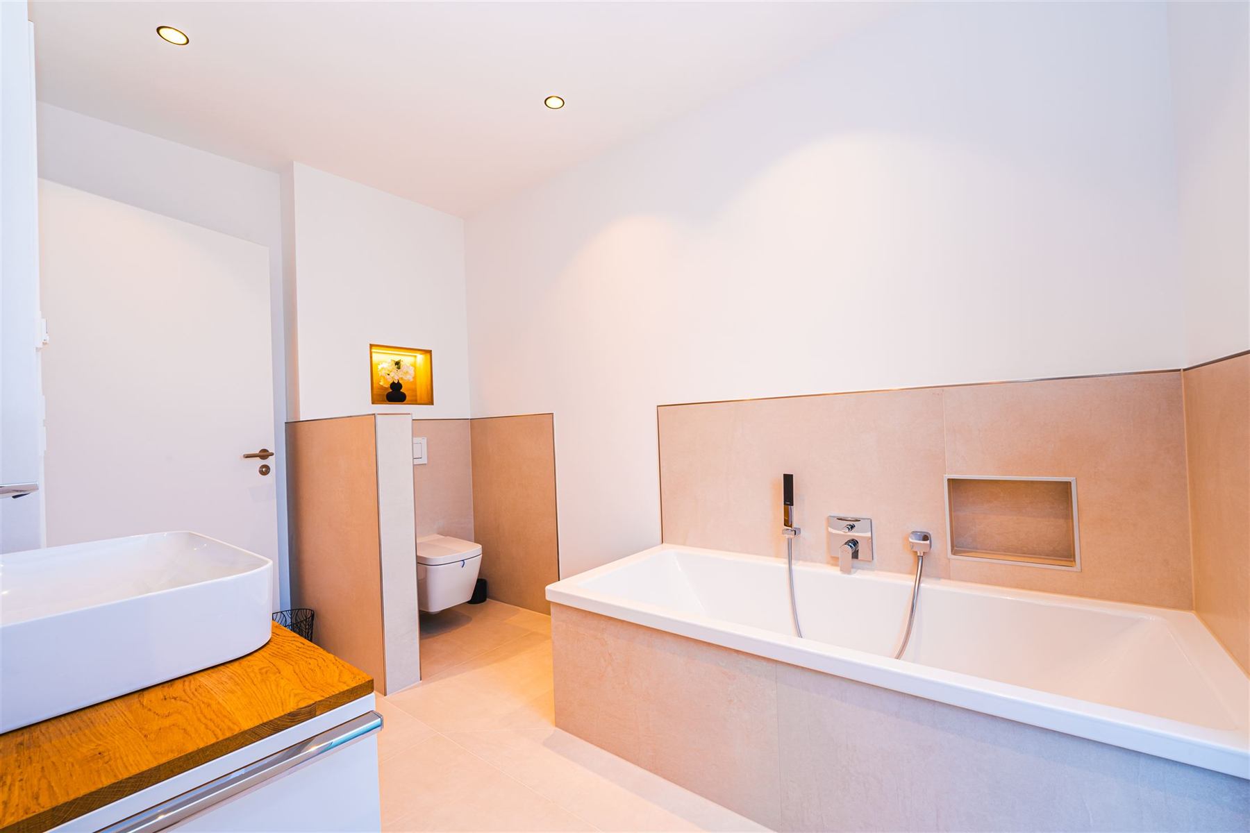 Badezimmer mit separatem WC-Bereich