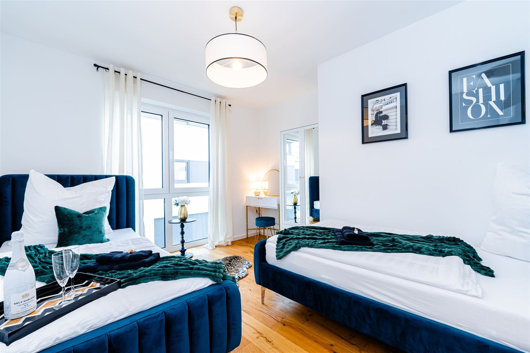 Schlafzimmer mit zwei Einzelbetten in Samtblau und Smaragdgrün
