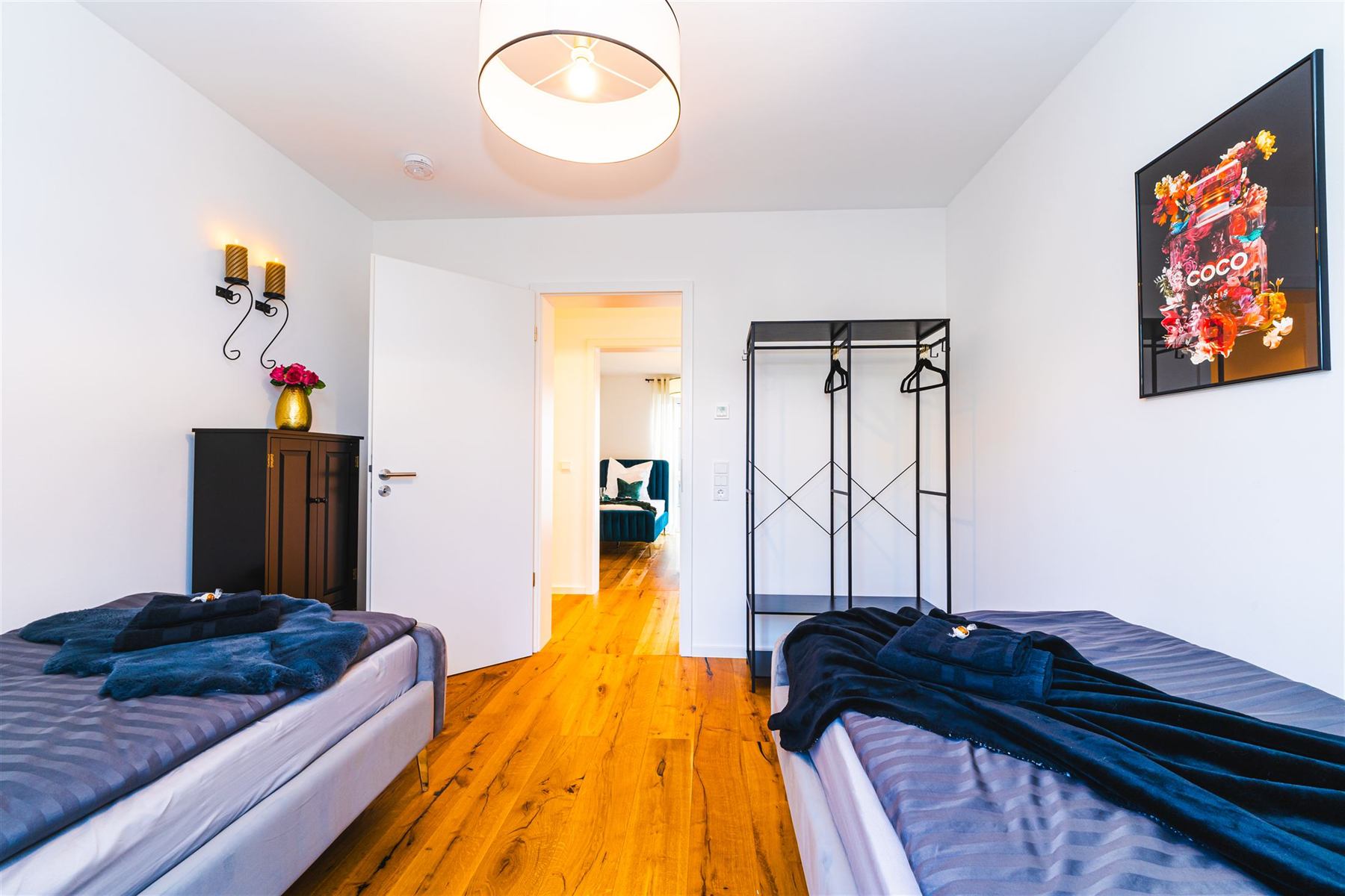 Blick von Schlafzimmer 3 durch die offene Tür in den Wohnbereich