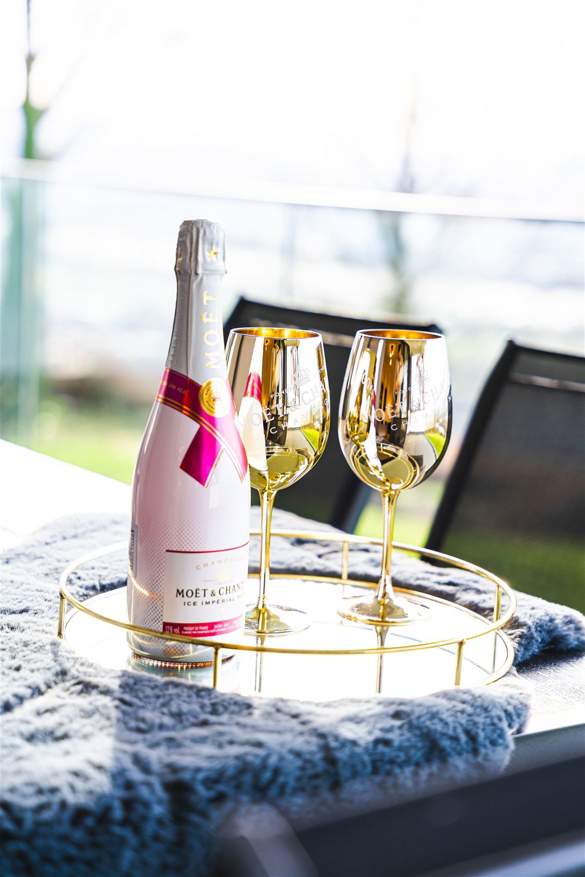 Champagner und Gläser auf der Terrasse im Abendlicht