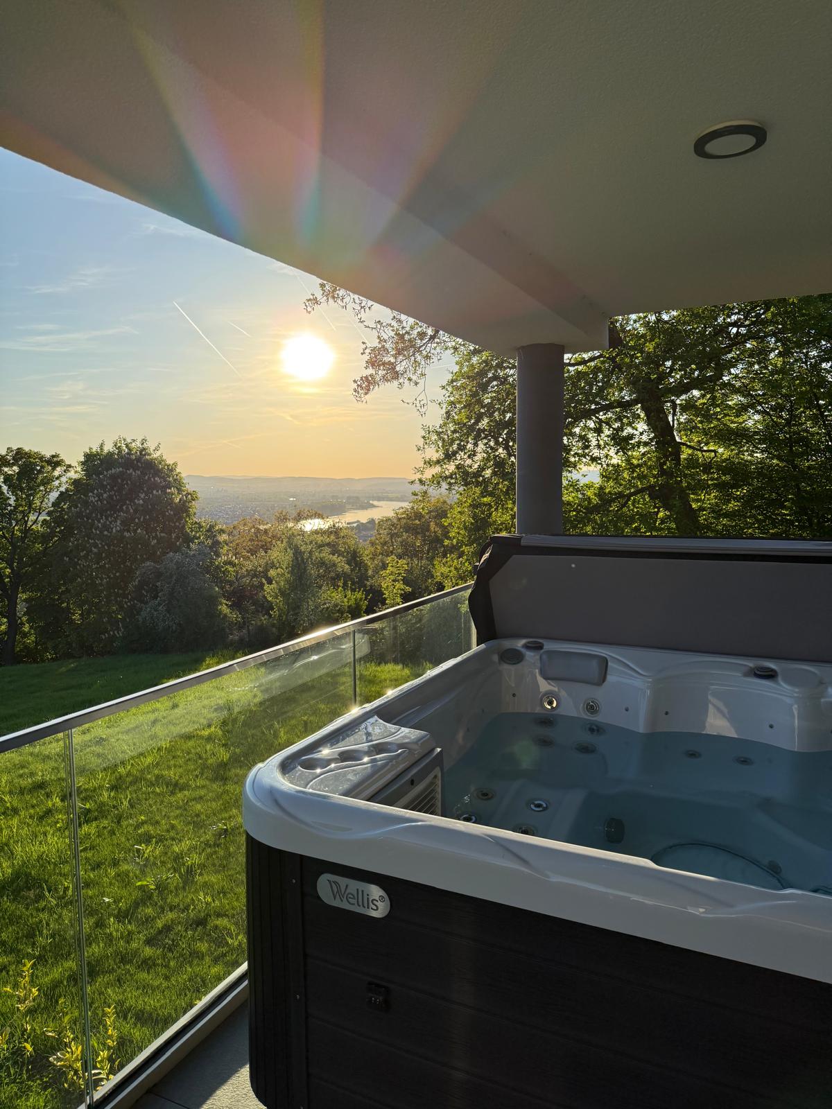 Whirlpool auf dem Balkon bei Sonnenuntergang mit Panoramablick über das Rheintal