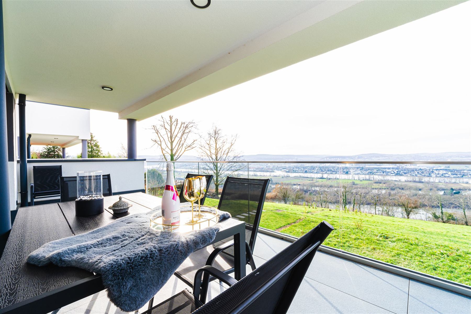 Terrasse mit Loungemöbeln und weitem Blick über das Rheintal