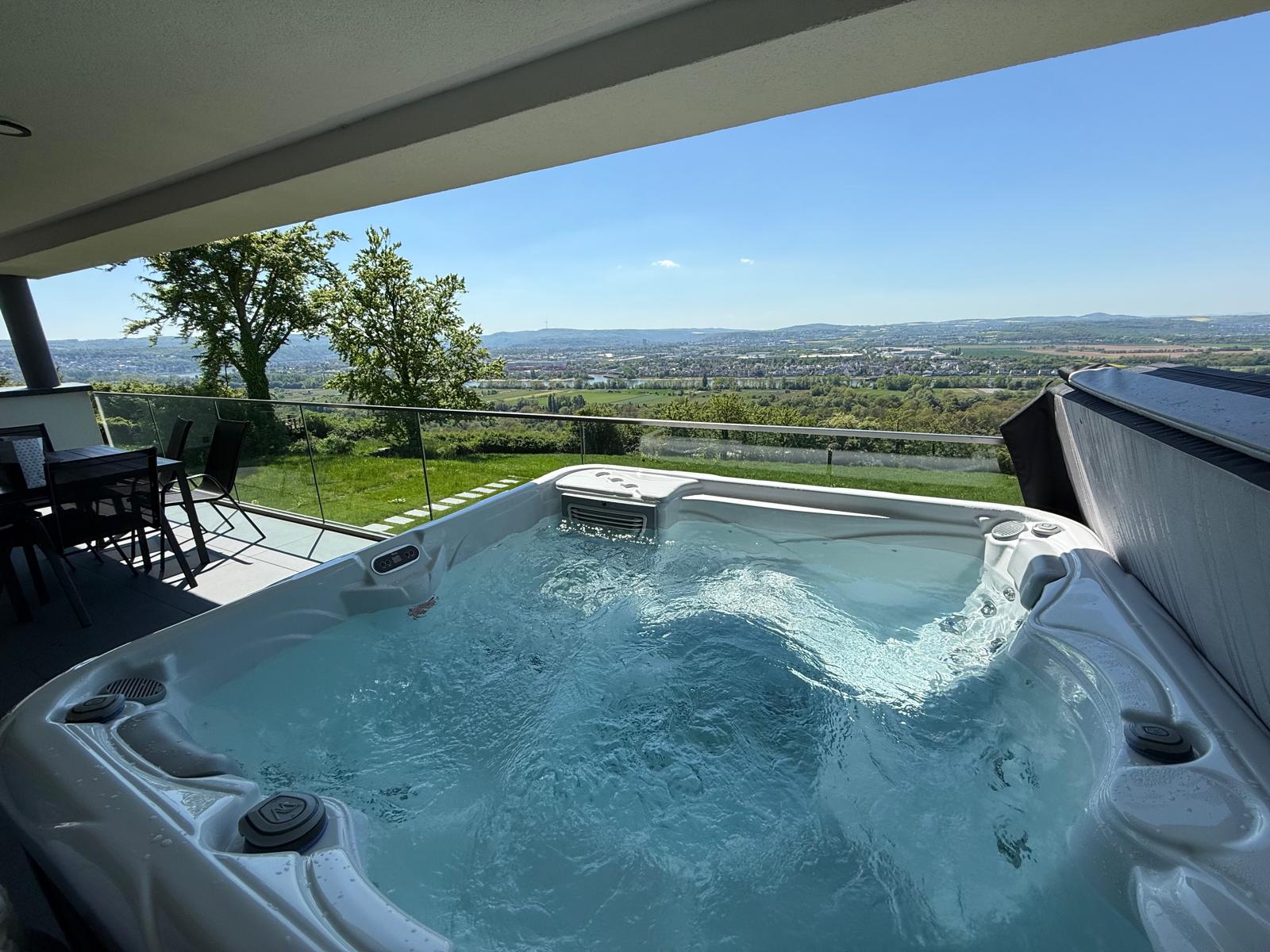 Whirlpool bei Tag mit Blick über Wiesen und den Rhein